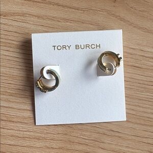 Tory Burch Serif T Huggie Earrings in Tory Gold